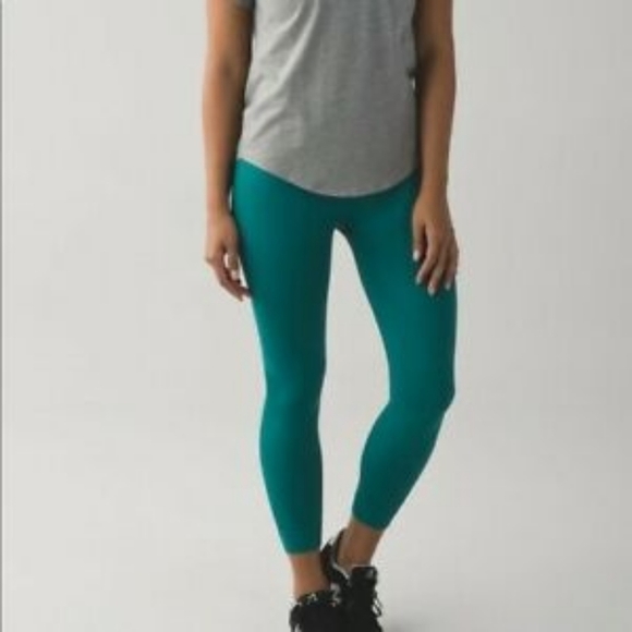 NWOT Lululemon Zone In Seamless Crop - Picture 1 of 10
